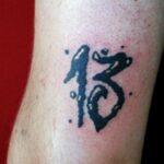 El significado profundo del tatuaje número 13: supersticiones y simbolismo